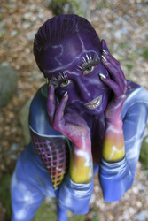 Frau in blauem Overall / Woman in blue overall