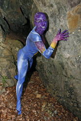 Frau in blauem Overall / Woman in blue overall