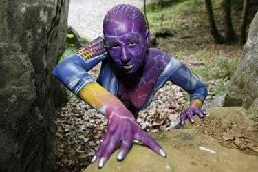 Frau in blauem Overall / Woman in blue overall