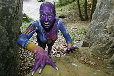 Frau in blauem Overall / Woman in blue overall