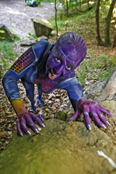 Frau in blauem Overall / Woman in blue overall