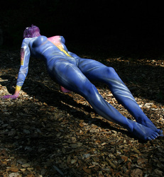 Frau in blauem Overall / Woman in blue overall