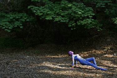 Frau in blauem Overall / Woman in blue overall