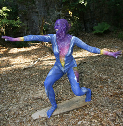 Frau in blauem Overall / Woman in blue overall