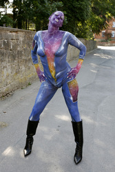 Frau in blauem Overall / Woman in blue overall