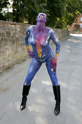 Frau in blauem Overall / Woman in blue overall