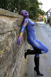 Frau in blauem Overall / Woman in blue overall