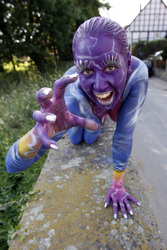 Frau in blauem Overall / Woman in blue overall