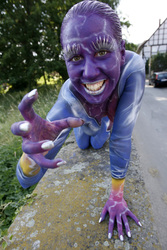 Frau in blauem Overall / Woman in blue overall