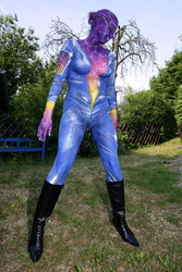 Frau in blauem Overall / Woman in blue overall