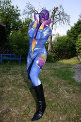 Frau in blauem Overall / Woman in blue overall