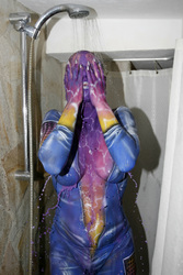 Frau in blauem Overall / Woman in blue overall