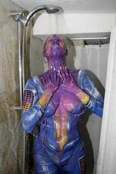 Frau in blauem Overall / Woman in blue overall