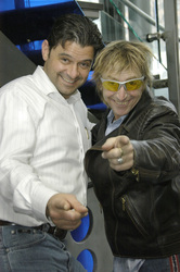 Martin Semmelrogge mit dem Wirt der Caroshi-Bar