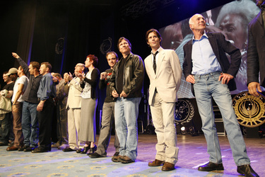 v.r.n.l. Michael Hogan, James Callis, Richard Hatch, Mark Sheppard, Nana Visitor, Robert Picardo, Max Grodénchik, Jeffry Combs, Dominik Keating, Christopher Judge, Jonathan Woodward