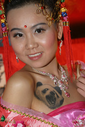 Tattookünstlerin Spring aus Peking vom Studio 'Spring Tattoo China'