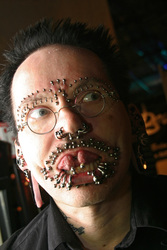 Rolf (48) mit 126 Piercings im Gesicht