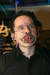 Rolf (48) mit 126 Piercings im Gesicht