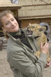 Claudia Blume mit Löwe Borani