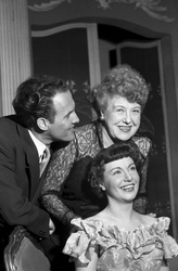 Ida Wüst mit Ensemblekollegen