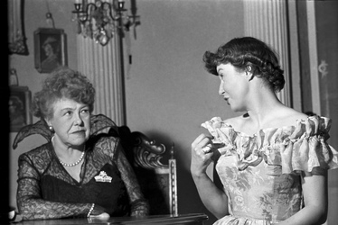 Ida Wüst mit Ensemblekollegin