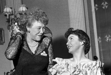 Ida Wüst mit Ensemblekollegin