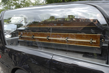 Sarg mit Klausjürgen Wussow