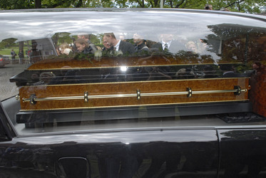 Sarg mit Klausjürgen Wussow