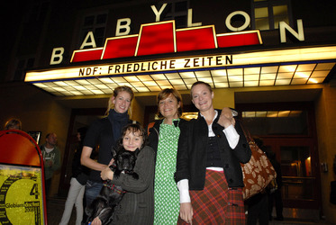 Regisseurin Neele Leana Vollmar, Nina Monka mit Hund Ally, Produzentin Caroline Daube, Katharina Schubert