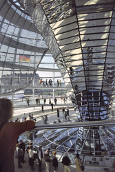 Touristen in der Kuppel des Reichstags