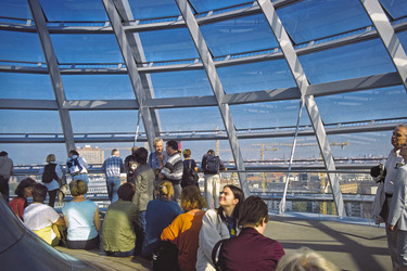 Besucher in der Kuppel des Reichstages