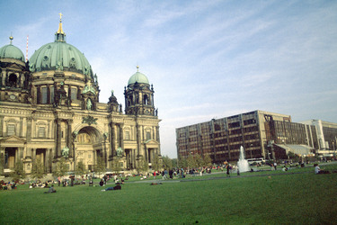 Platz vor dem Dom mit ehemaligem Palast der Republik der DDR