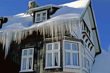 Dach mit Eiszapfen