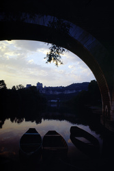 Blick durch eine Eisenbahnbrücke auf Beynac und die Dordogne