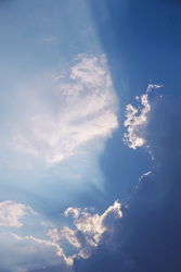 Lichtstrahlen durch Wolken