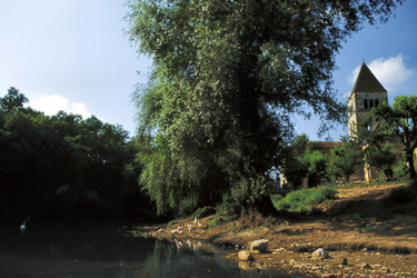 Kirche an einem der schönsten Flüsse Südfrankreichs