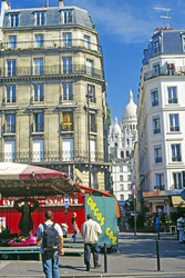 Strasse in Mont Martre mit Blick auf Sacre Ceur