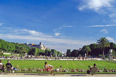 Jardin Luxembourg, Zentraler Platz vor dem Senat mit Blick auf das Planetarium in Montarnasse