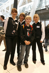 Junger Messebesucher mit BlackBerry-Hostessen