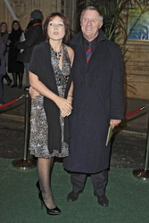 Chris Tarrant mit Begleitung