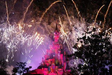 Feuerwerk am Sleeping Beauty Castle an der Central Plaza