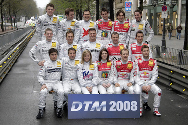 Bruno Spengler, Bernd Schneider, Susie Stoddart, Katherine Legge, Mattias Eckström, Martin Tmczyk (untere Reihe von links), Maro Engel, Matthias Lauda, Ralf Schumacher, Tom Kristensen, Timo Scheider (mittlere Reihe von links), Paul di Resta, Jamie Green, Gary Paffett, Oliver Jarvis, Markus Winkelhock, Christijan Albers (obere Reihe von links)