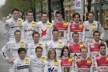 Bruno Spengler, Bernd Schneider, Susie Stoddart, Katherine Legge, Mattias Eckström, Martin Tmczyk (untere Reihe von links), Maro Engel, Matthias Lauda, Ralf Schumacher, Tom Kristensen, Timo Scheider (mittlere Reihe von links), Paul di Resta, Jamie Green, Gary Paffett, Oliver Jarvis, Markus Winkelhock, Christijan Albers (obere Reihe von links)