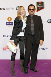 Kalle Schwensen mit Begleitung