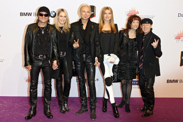Matthias Jabs, Rudolf Schenker, Klaus Meine (Scorpions) mit Ehefrauen