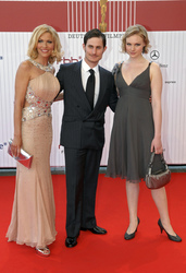 Sonya Kraus, Clemens Schick mit Begleitung