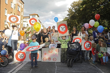 Nina Kronjäger mit Demonstranten