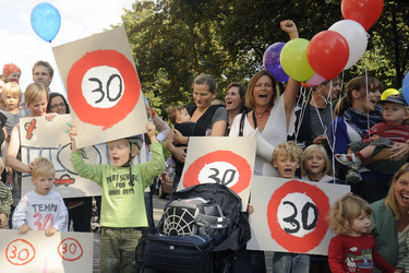 Nina Kronjäger mit Demonstranten