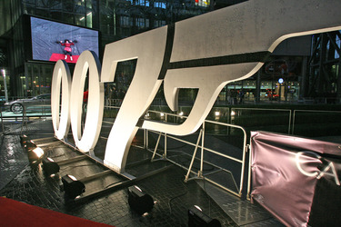 Aston Martin DBS und Bond Logo