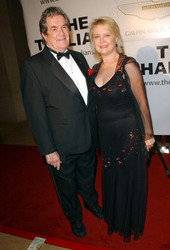 Hugh O'Brian mit Begleitung